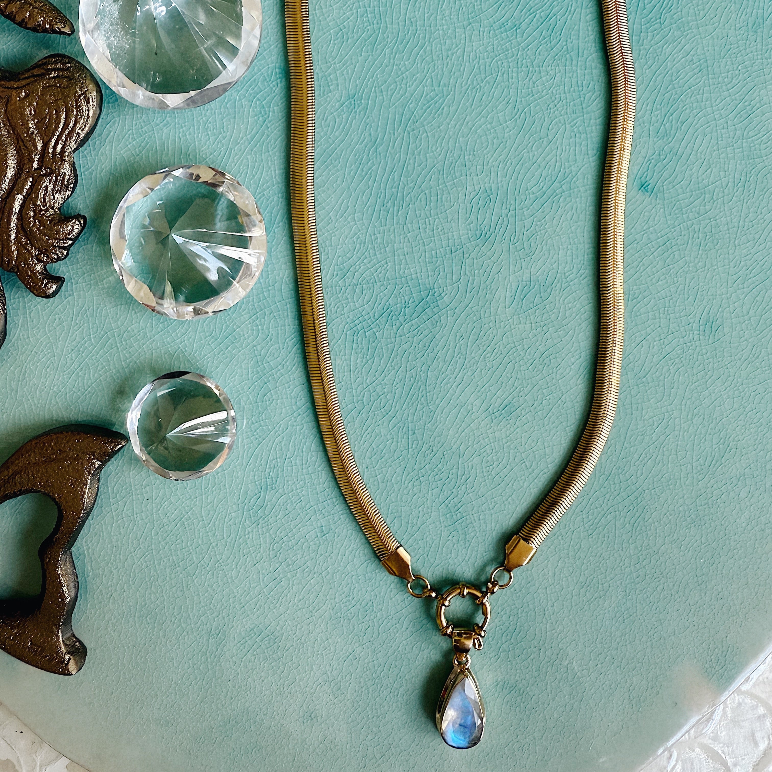 The Sirène Necklace – Freshwater Pearl on Gold Herringbone