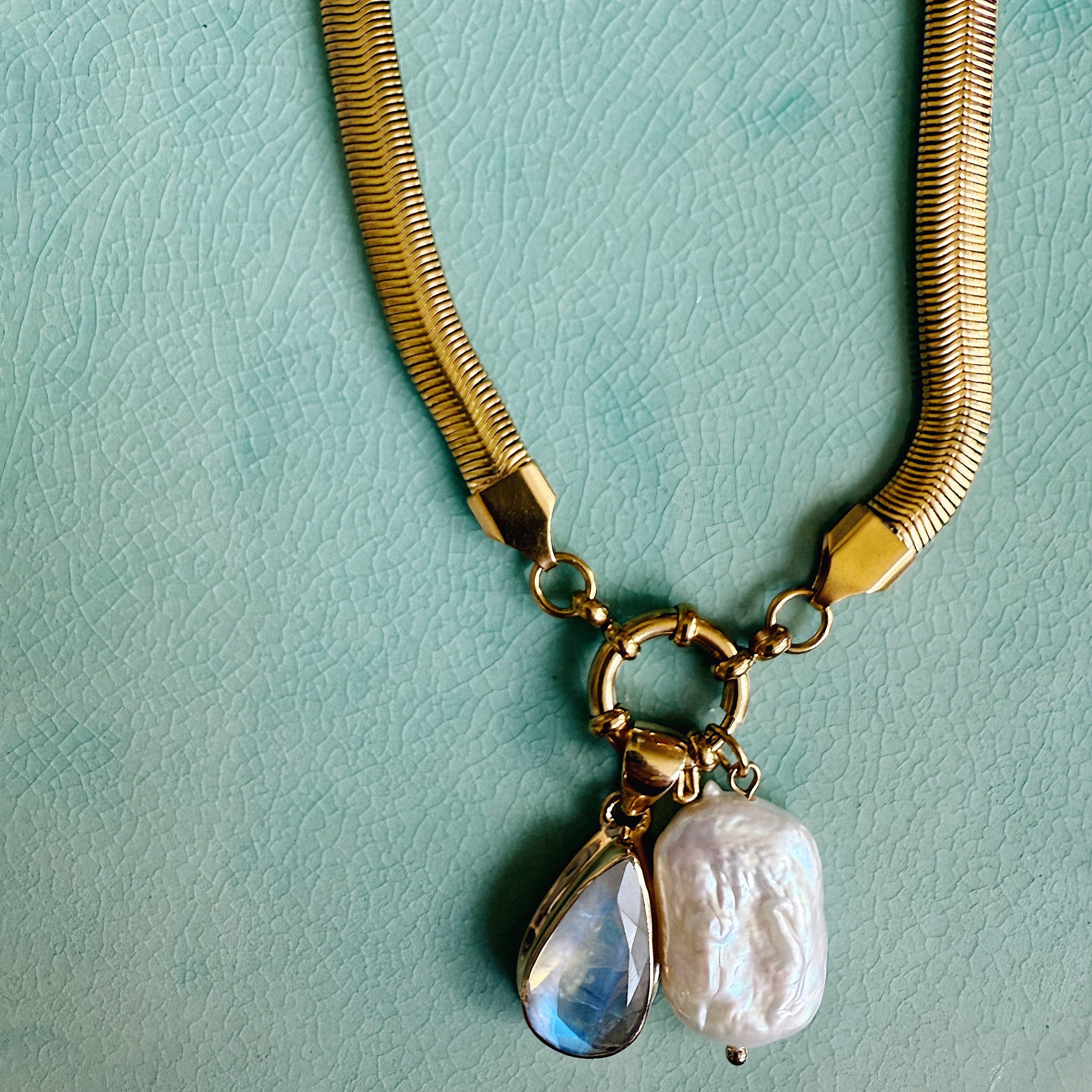 The Sirène Necklace – Freshwater Pearl on Gold Herringbone