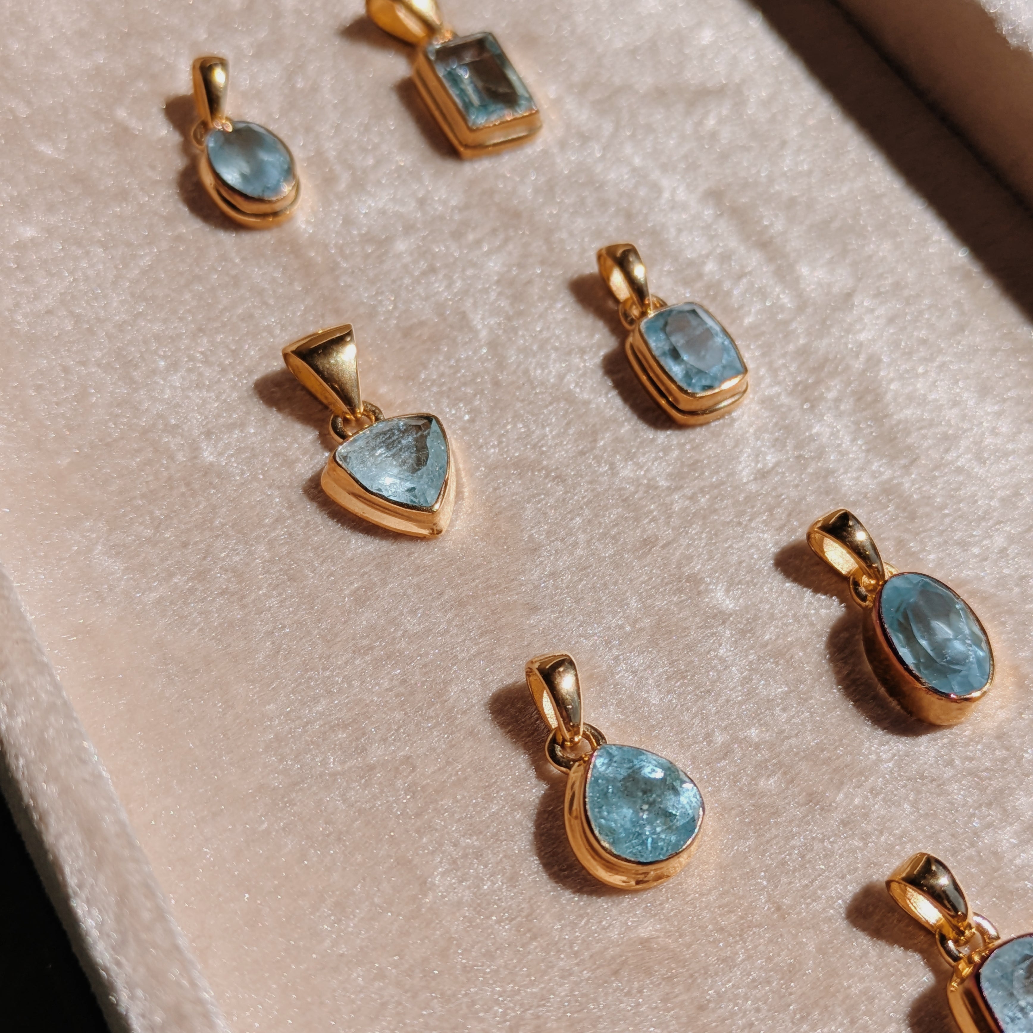 Faceted Thick Bezel Aquamarine Pendant | Gold